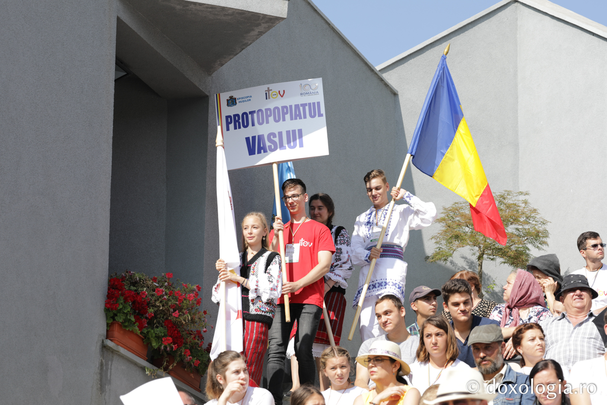 Conferință cu Pr. Constantin Necula, ateliere de comunicare, „Marşul Tineretului” și concert de muzică populară la prima ediție ITOV