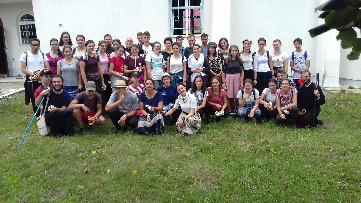 220 kilometri, parcurși de 160 de tineri în pelerinajul pedestru „Pe urmele Sfinților Nemțeni”