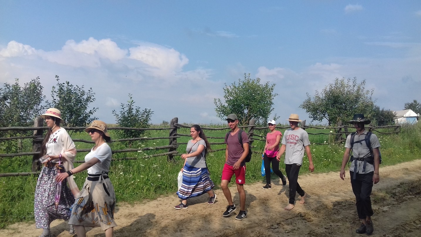 220 kilometri, parcurși de 160 de tineri în pelerinajul pedestru „Pe urmele Sfinților Nemțeni”