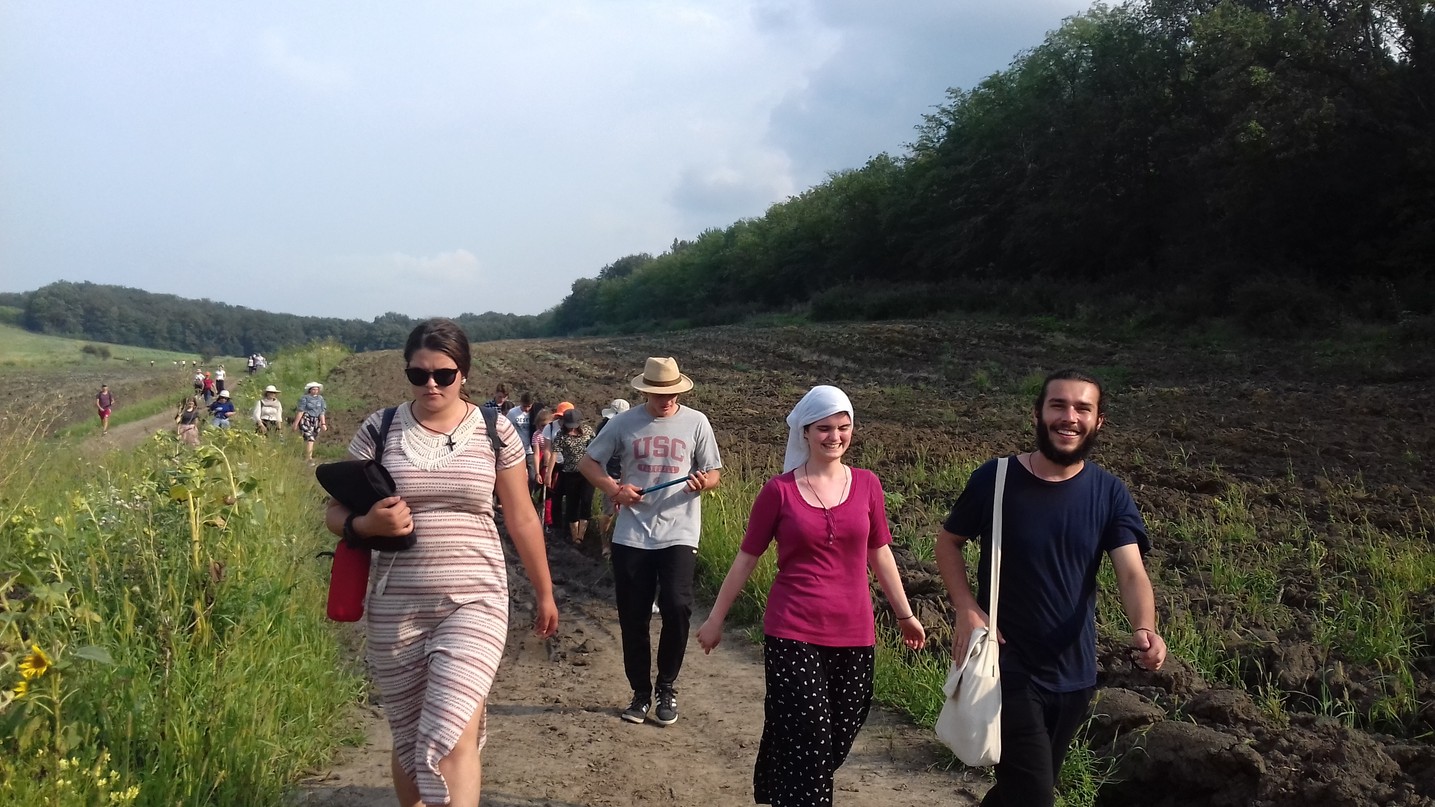 220 kilometri, parcurși de 160 de tineri în pelerinajul pedestru „Pe urmele Sfinților Nemțeni”