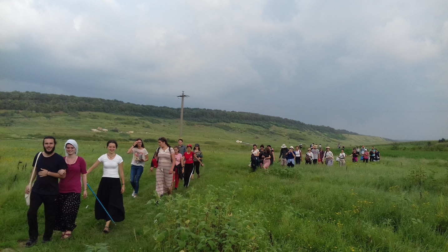 220 kilometri, parcurși de 160 de tineri în pelerinajul pedestru „Pe urmele Sfinților Nemțeni”