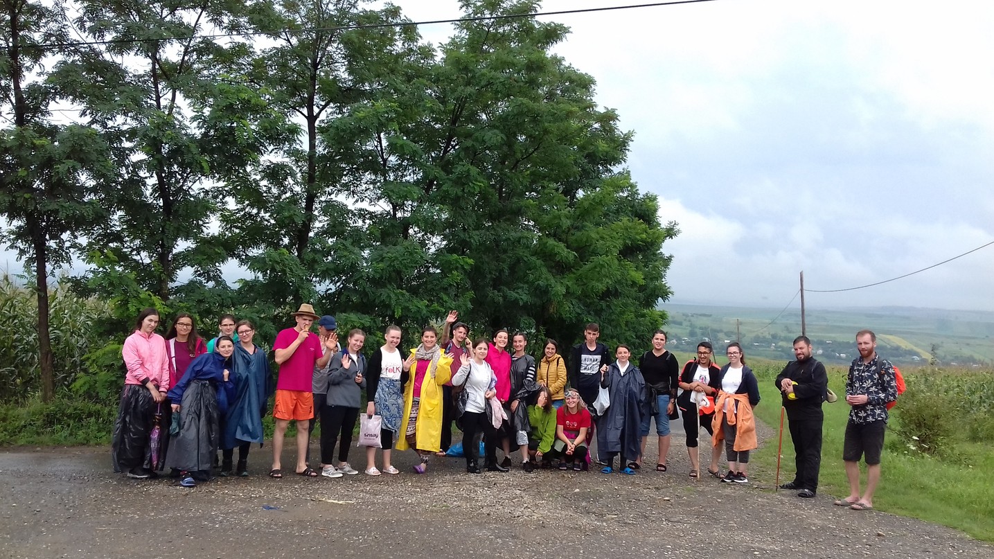 220 kilometri, parcurși de 160 de tineri în pelerinajul pedestru „Pe urmele Sfinților Nemțeni”