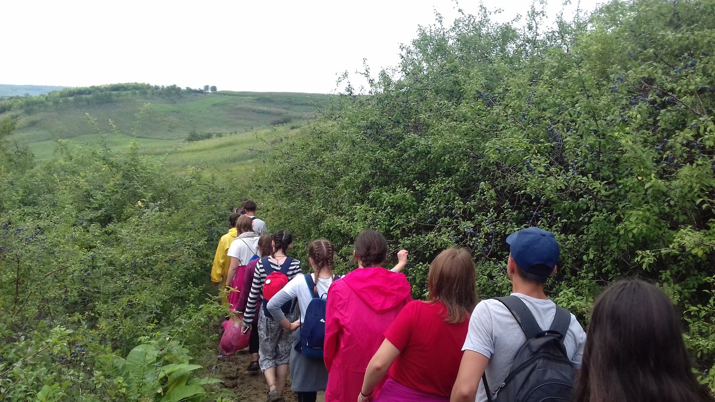 220 kilometri, parcurși de 160 de tineri în pelerinajul pedestru „Pe urmele Sfinților Nemțeni”