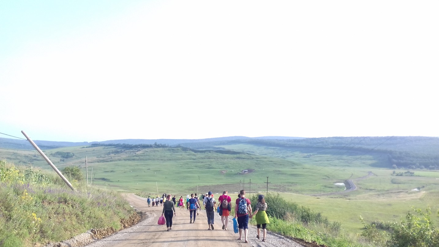 220 kilometri, parcurși de 160 de tineri în pelerinajul pedestru „Pe urmele Sfinților Nemțeni”