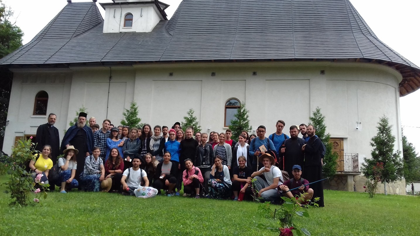 220 kilometri, parcurși de 160 de tineri în pelerinajul pedestru „Pe urmele Sfinților Nemțeni”