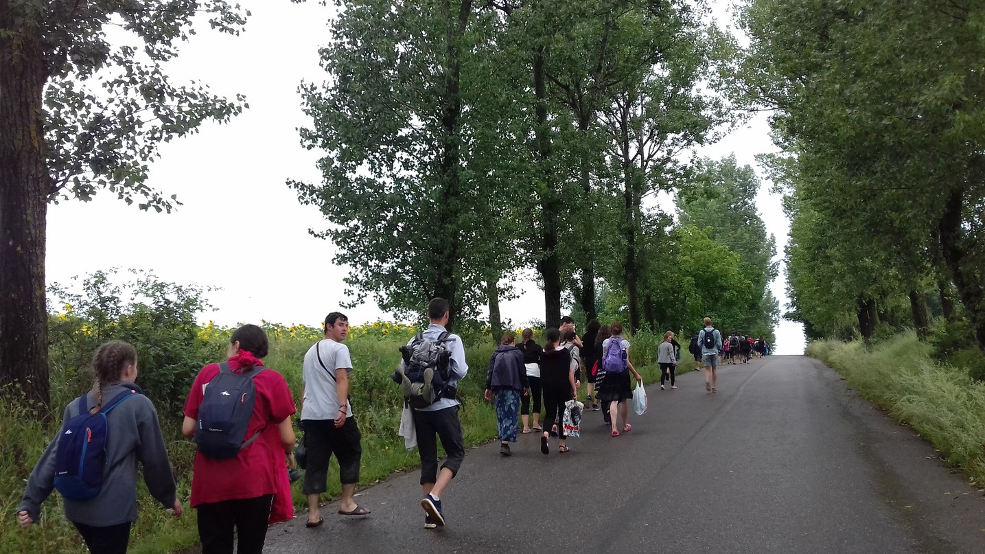 220 kilometri, parcurși de 160 de tineri în pelerinajul pedestru „Pe urmele Sfinților Nemțeni”