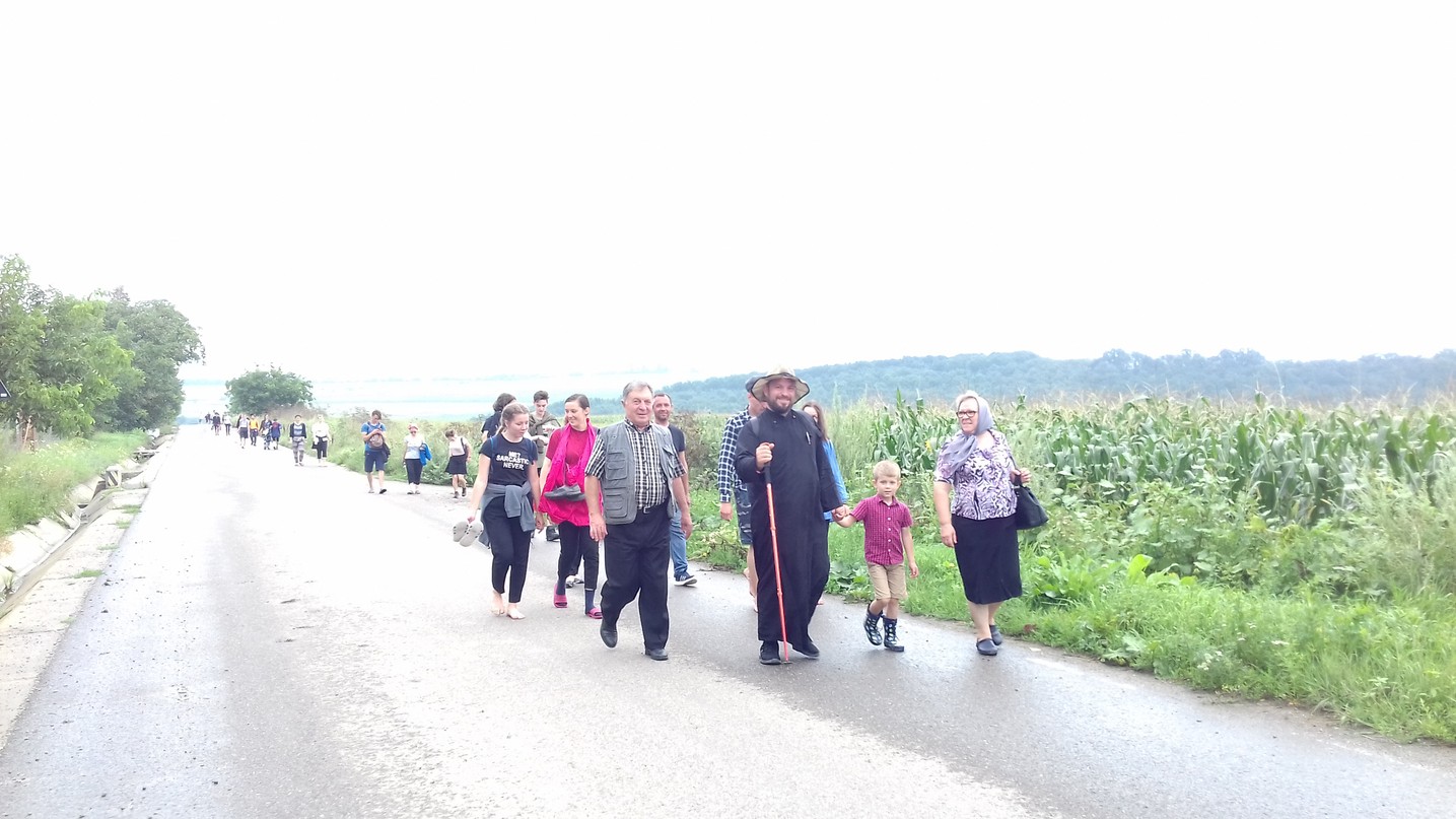 220 kilometri, parcurși de 160 de tineri în pelerinajul pedestru „Pe urmele Sfinților Nemțeni”