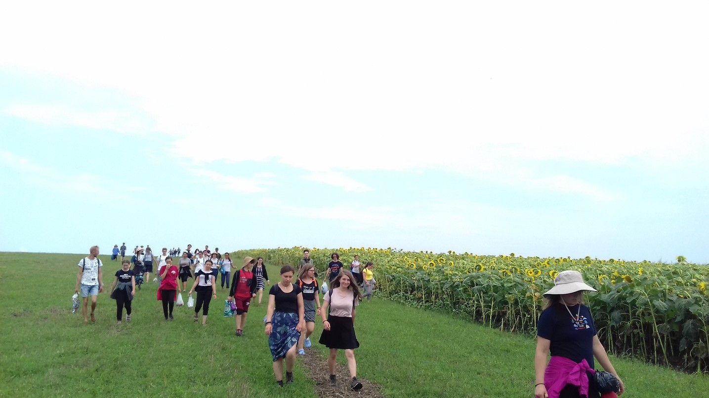 220 kilometri, parcurși de 160 de tineri în pelerinajul pedestru „Pe urmele Sfinților Nemțeni”