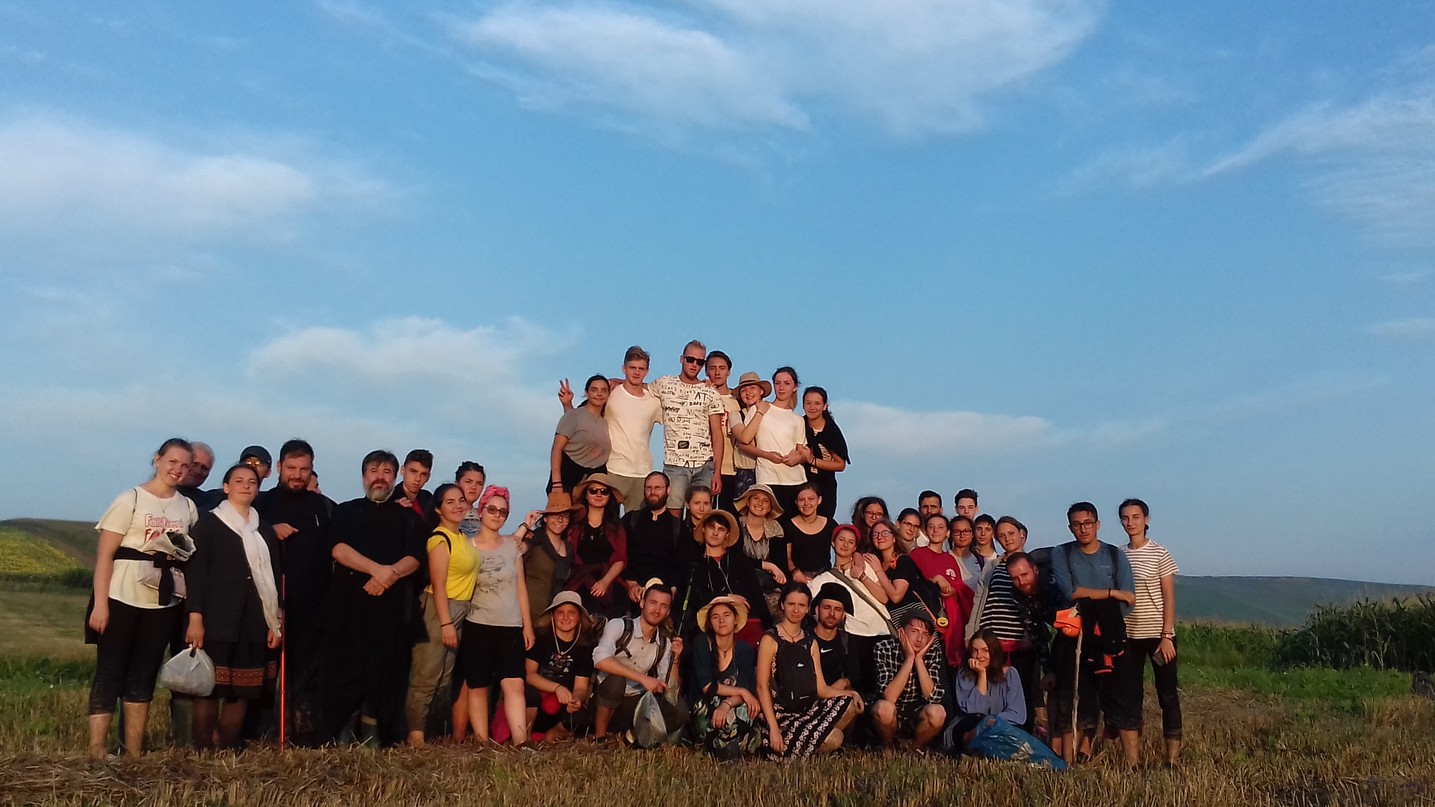 220 kilometri, parcurși de 160 de tineri în pelerinajul pedestru „Pe urmele Sfinților Nemțeni”