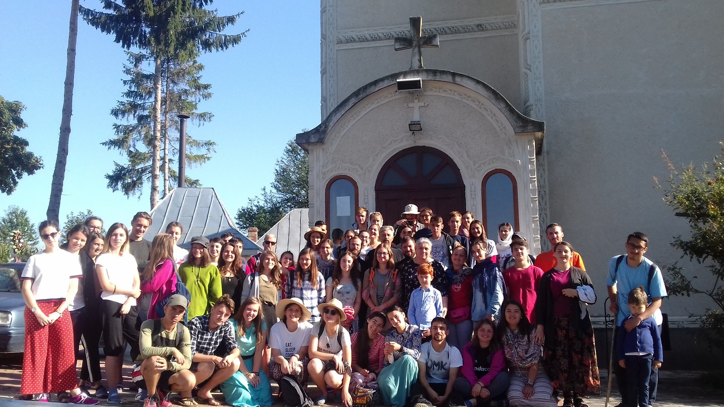 220 kilometri, parcurși de 160 de tineri în pelerinajul pedestru „Pe urmele Sfinților Nemțeni”