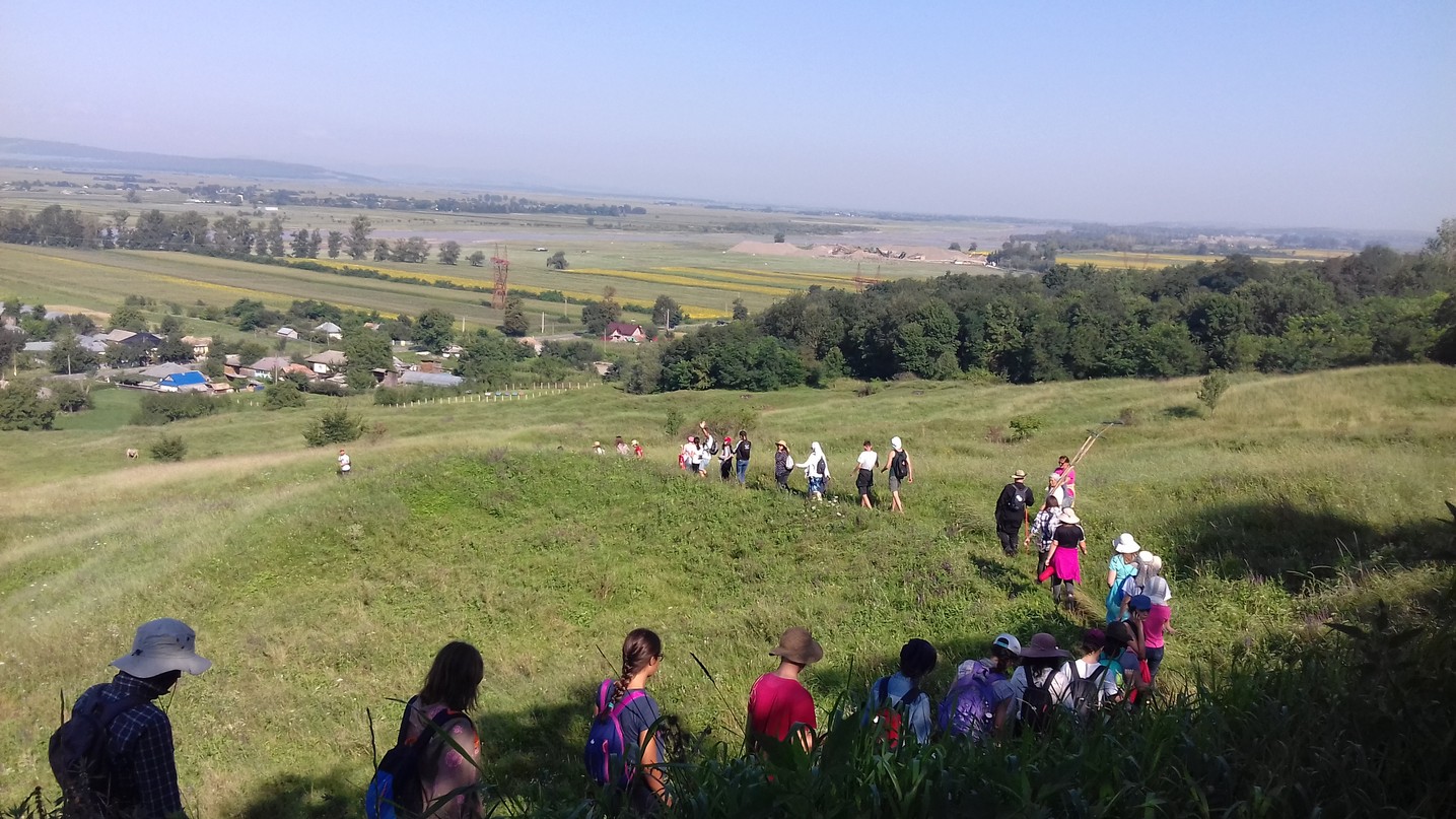 220 kilometri, parcurși de 160 de tineri în pelerinajul pedestru „Pe urmele Sfinților Nemțeni”