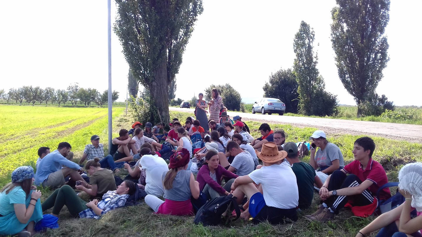 220 kilometri, parcurși de 160 de tineri în pelerinajul pedestru „Pe urmele Sfinților Nemțeni”