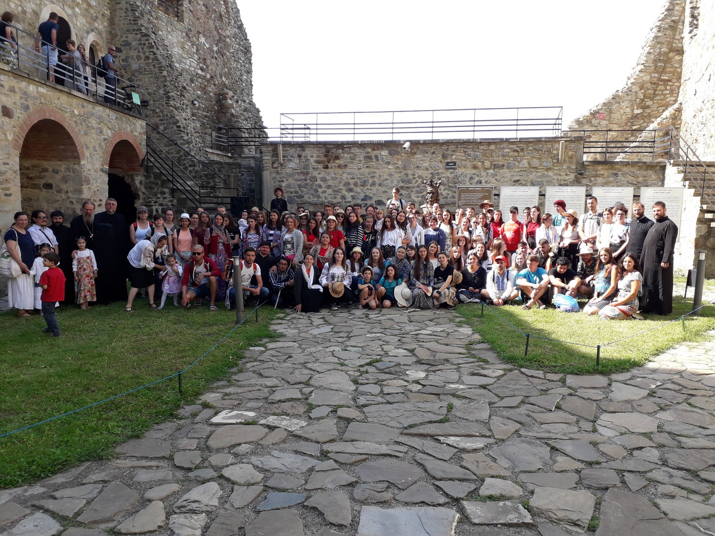 220 kilometri, parcurși de 160 de tineri în pelerinajul pedestru „Pe urmele Sfinților Nemțeni”