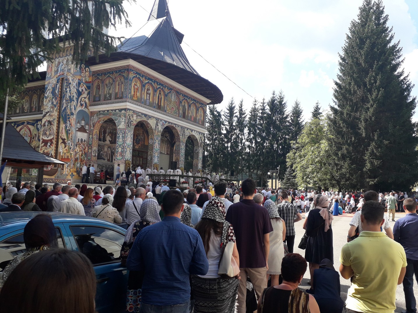 220 kilometri, parcurși de 160 de tineri în pelerinajul pedestru „Pe urmele Sfinților Nemțeni”