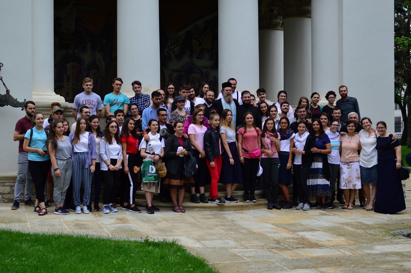 220 kilometri, parcurși de 160 de tineri în pelerinajul pedestru „Pe urmele Sfinților Nemțeni”