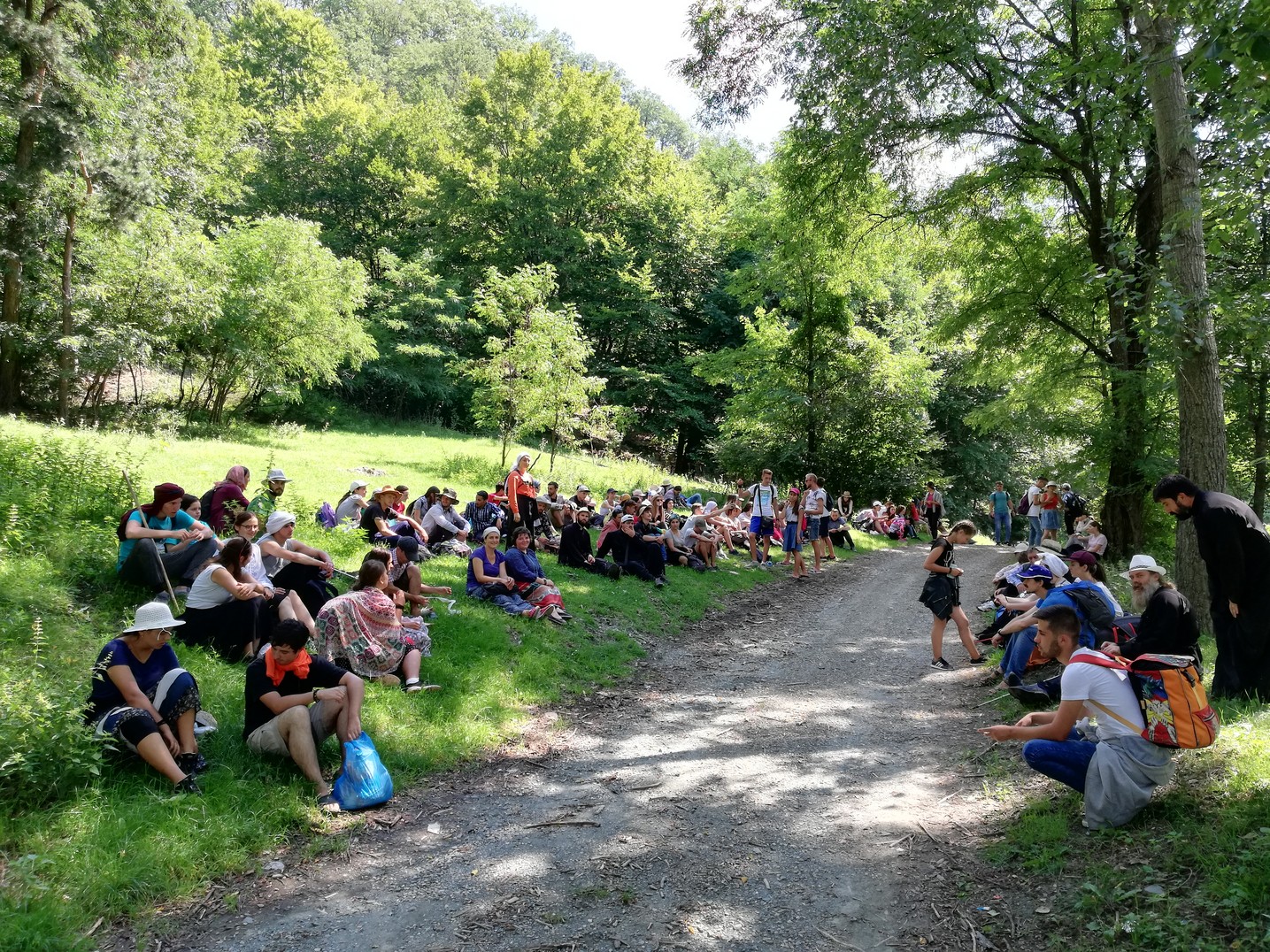 220 kilometri, parcurși de 160 de tineri în pelerinajul pedestru „Pe urmele Sfinților Nemțeni”