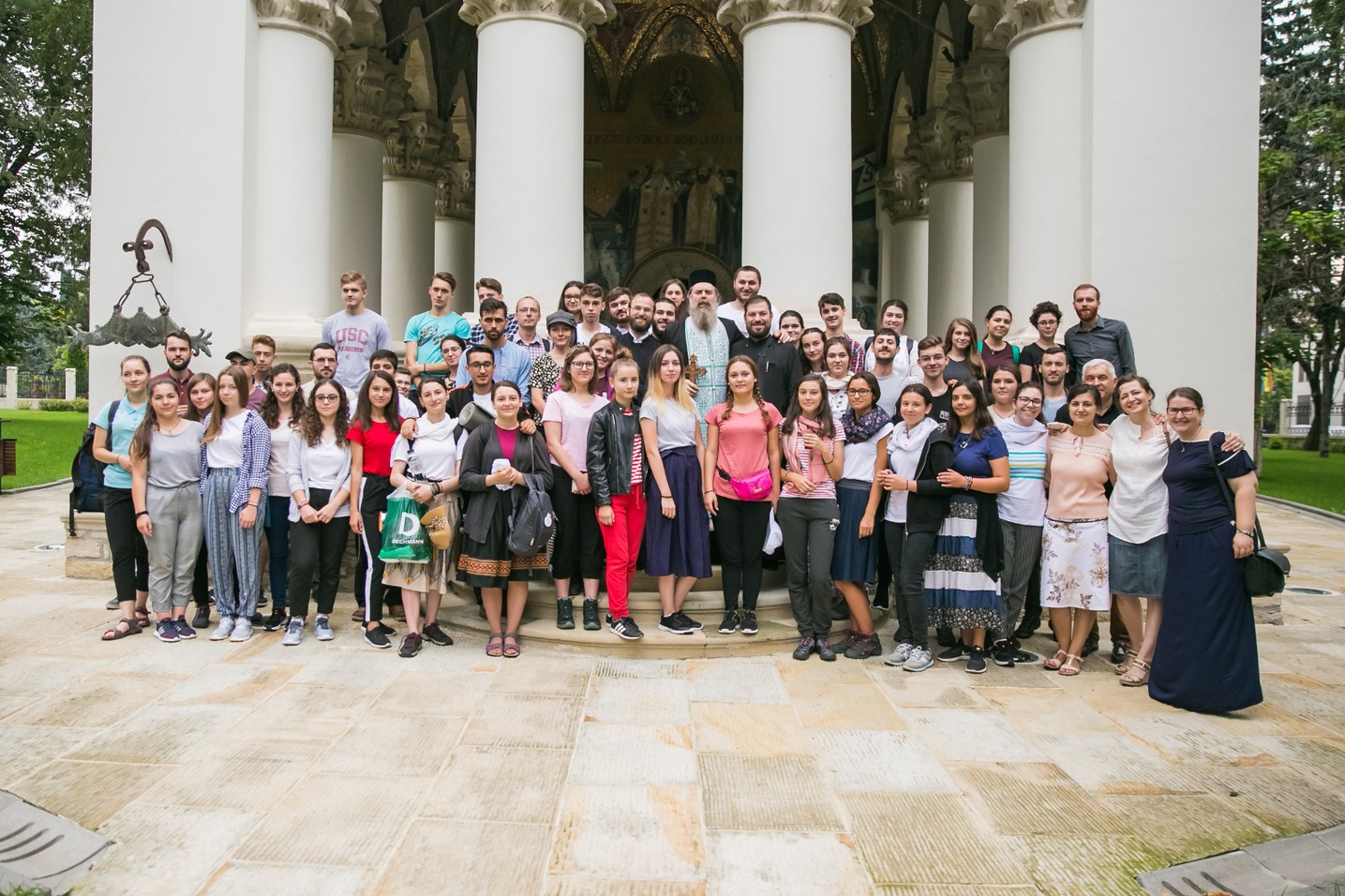 220 kilometri, parcurși de 160 de tineri în pelerinajul pedestru „Pe urmele Sfinților Nemțeni”