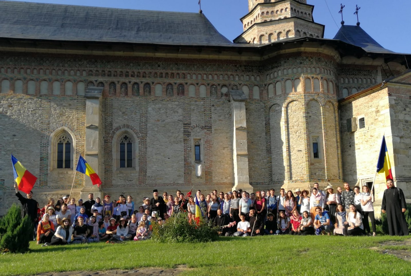 220 kilometri, parcurși de 160 de tineri în pelerinajul pedestru „Pe urmele Sfinților Nemțeni”