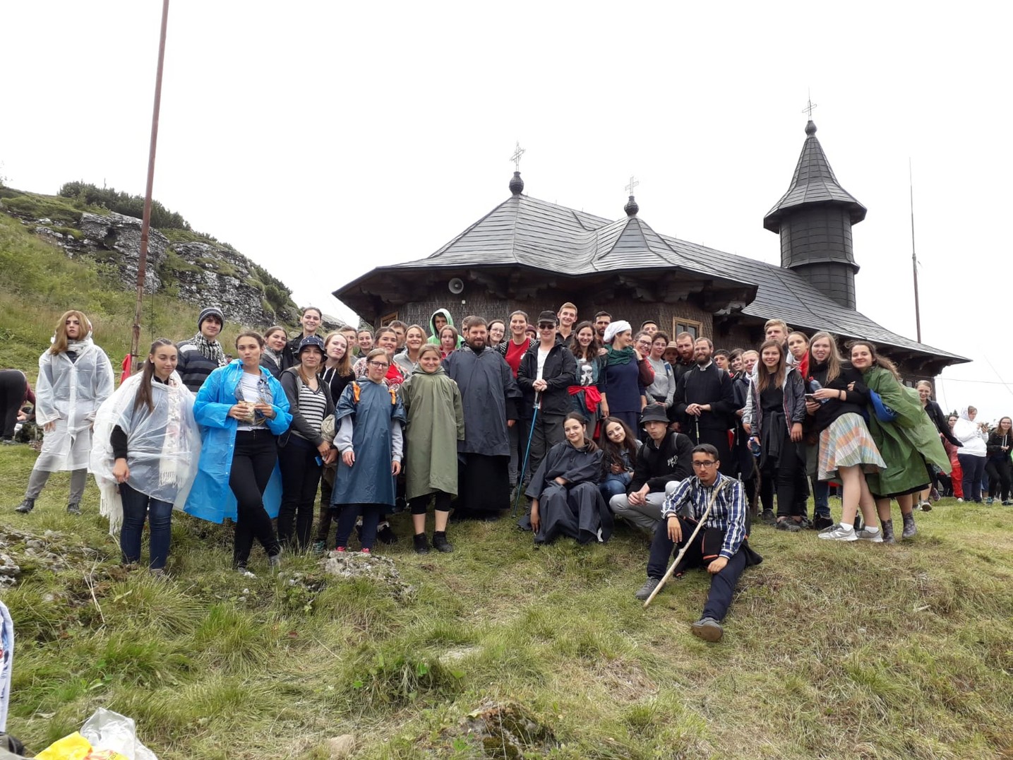 220 kilometri, parcurși de 160 de tineri în pelerinajul pedestru „Pe urmele Sfinților Nemțeni”