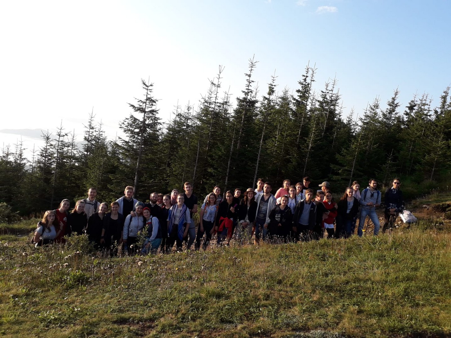 220 kilometri, parcurși de 160 de tineri în pelerinajul pedestru „Pe urmele Sfinților Nemțeni”