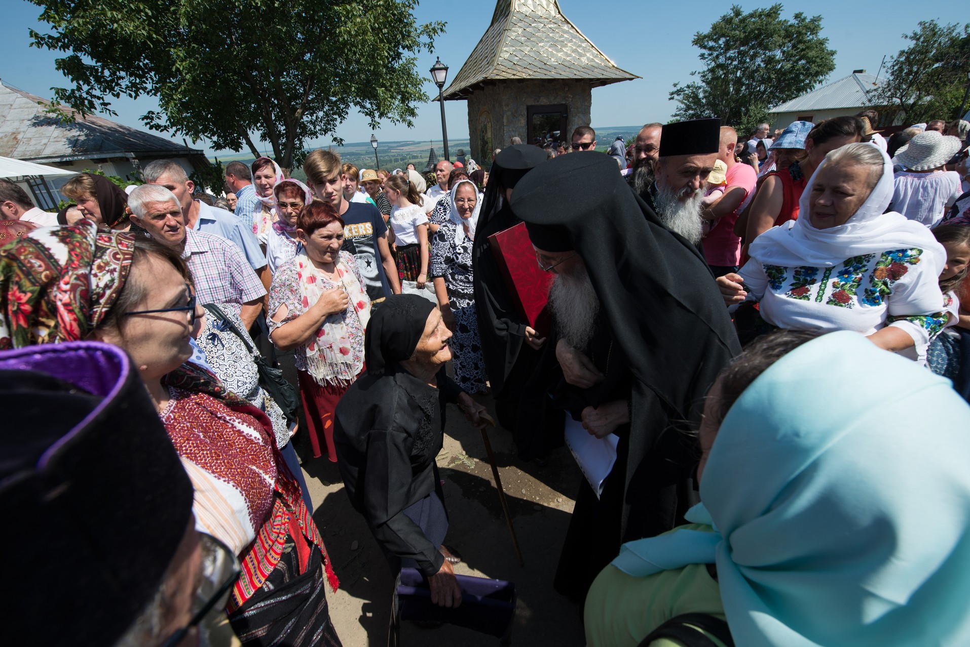 Vara Sfântului Ioan Iacob, alături de IPS Părinte Mitropolit Serafim/ Foto: Tudorel Rusu Sfințire de schit la Horodiștea-Botoșani: „Lumea are nevoie de sfinţi pentru ca umanitatea să fie sănătoasă”