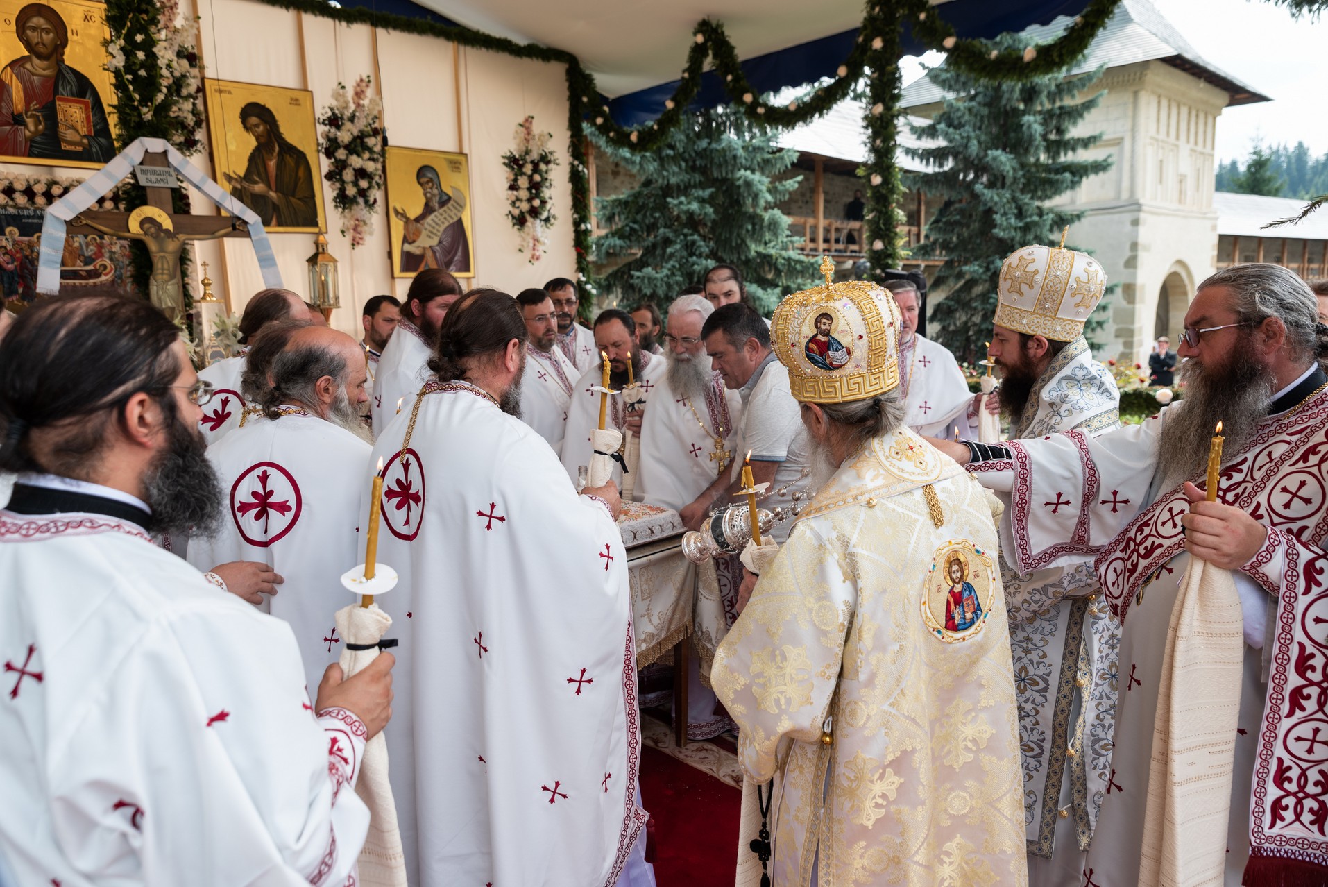 Arhiepiscopul Sucevei, la Putna: „Maica Domnului este pildă de ascultare și smerenie”