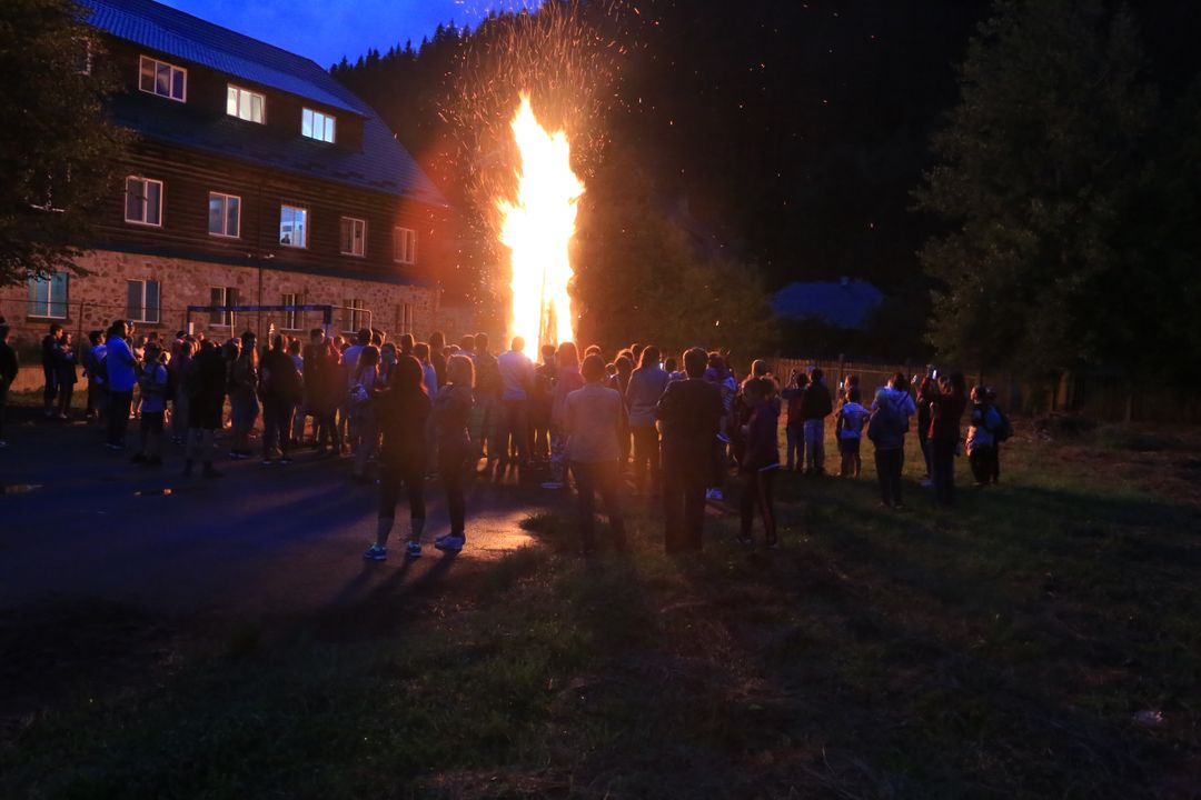 Zâmbet și credință în Tabăra „Bucurie în tinda Bisericii” – Tulgheș, Harghita