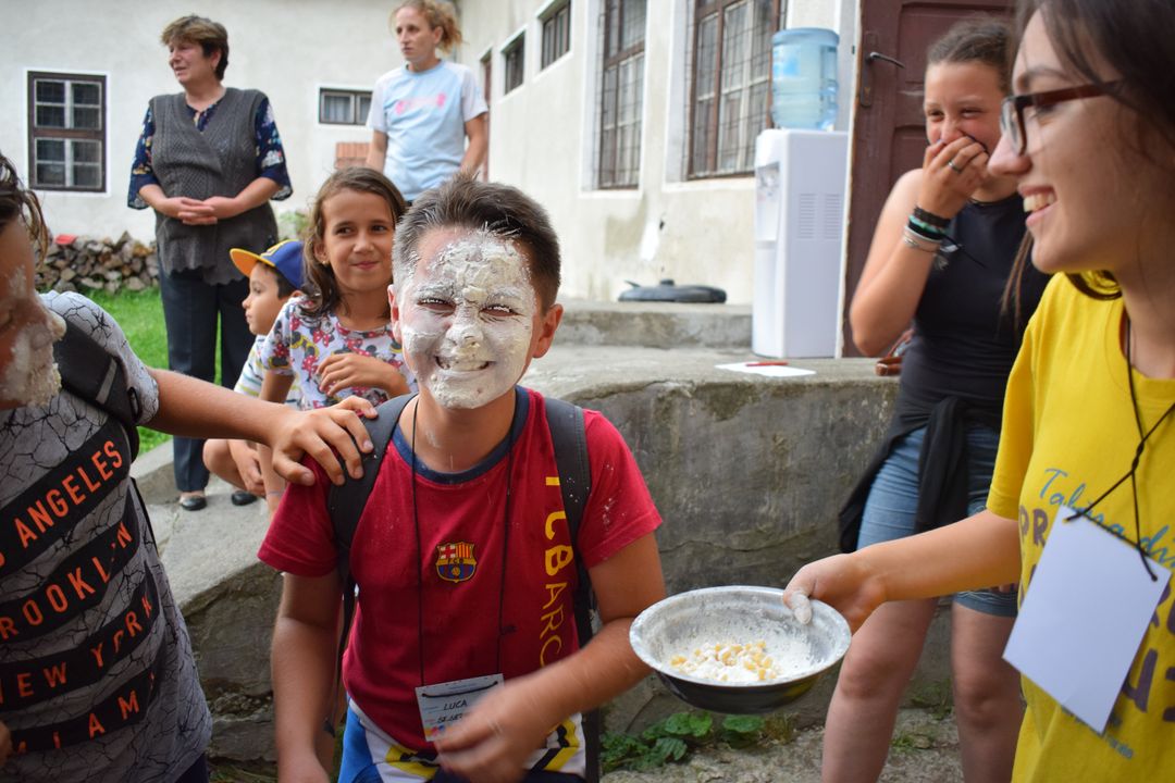 Zâmbet și credință în Tabăra „Bucurie în tinda Bisericii” – Tulgheș, Harghita