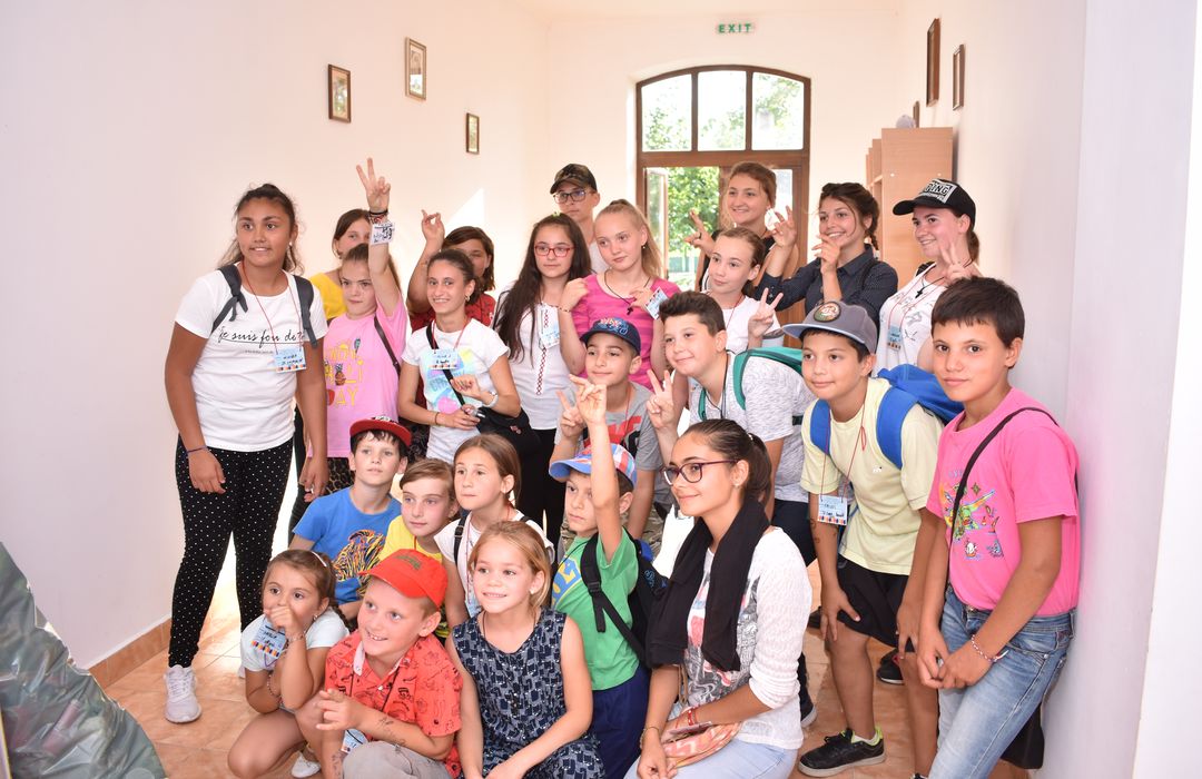 Peste 170 de copii în Tabăra „Copilărie și credință” Fălciu – PS Ignatie: „S-au transmis copiilor prin joc, prin foarte multă bucurie, elementele credinței noastre”