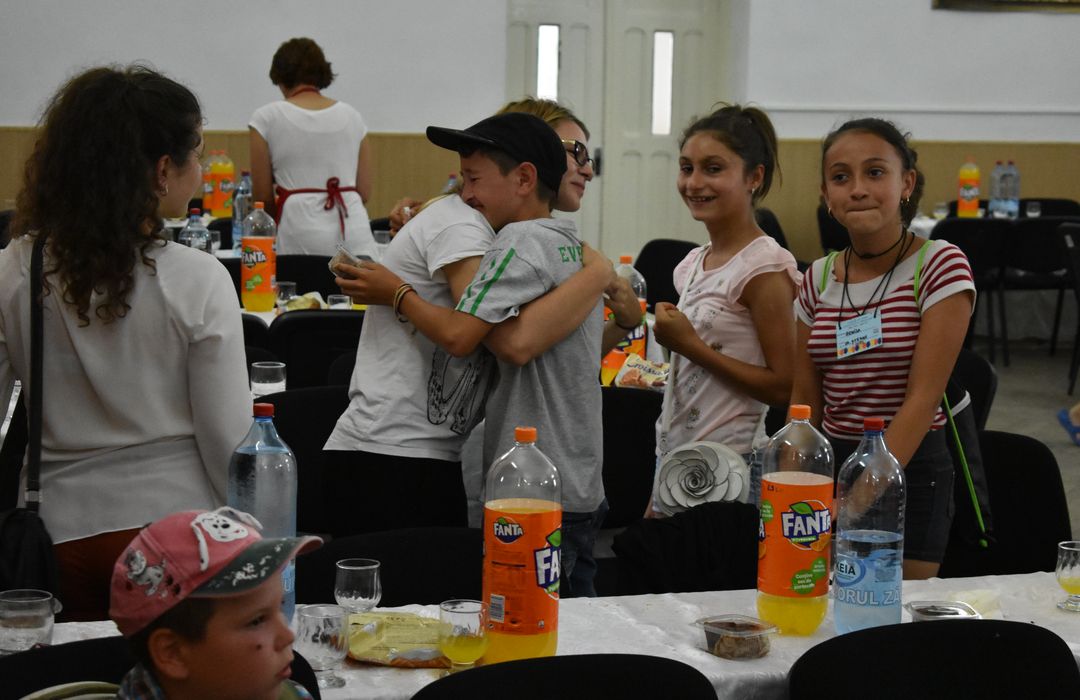 Peste 170 de copii în Tabăra „Copilărie și credință” Fălciu – PS Ignatie: „S-au transmis copiilor prin joc, prin foarte multă bucurie, elementele credinței noastre”