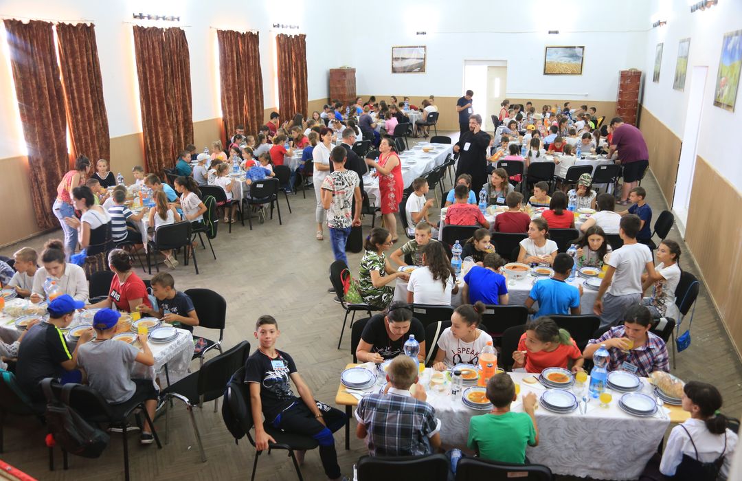 Peste 170 de copii în Tabăra „Copilărie și credință” Fălciu – PS Ignatie: „S-au transmis copiilor prin joc, prin foarte multă bucurie, elementele credinței noastre”