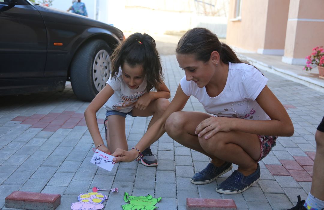 Peste 170 de copii în Tabăra „Copilărie și credință” Fălciu – PS Ignatie: „S-au transmis copiilor prin joc, prin foarte multă bucurie, elementele credinței noastre”