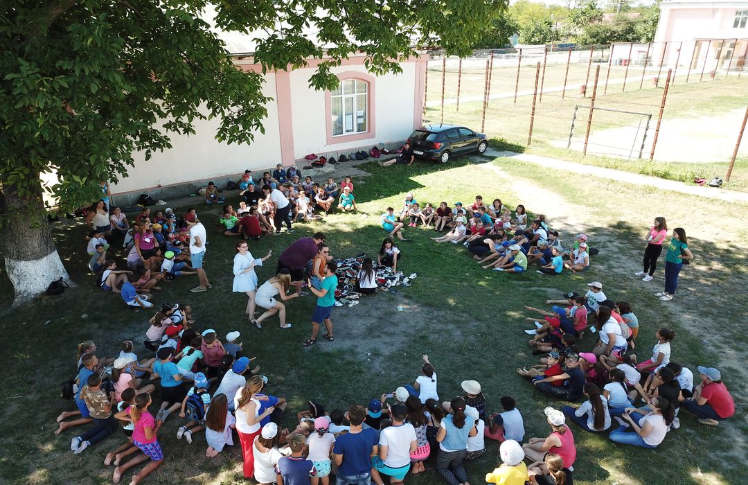 Peste 170 de copii în Tabăra „Copilărie și credință” Fălciu – PS Ignatie: „S-au transmis copiilor prin joc, prin foarte multă bucurie, elementele credinței noastre”