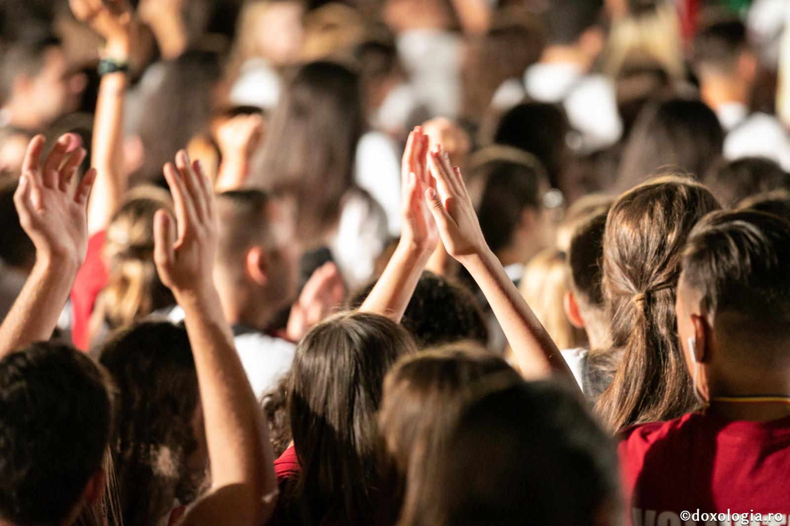 Democraţia presupune dezbateri publice şi vot, nu plâns de milă şi boicot