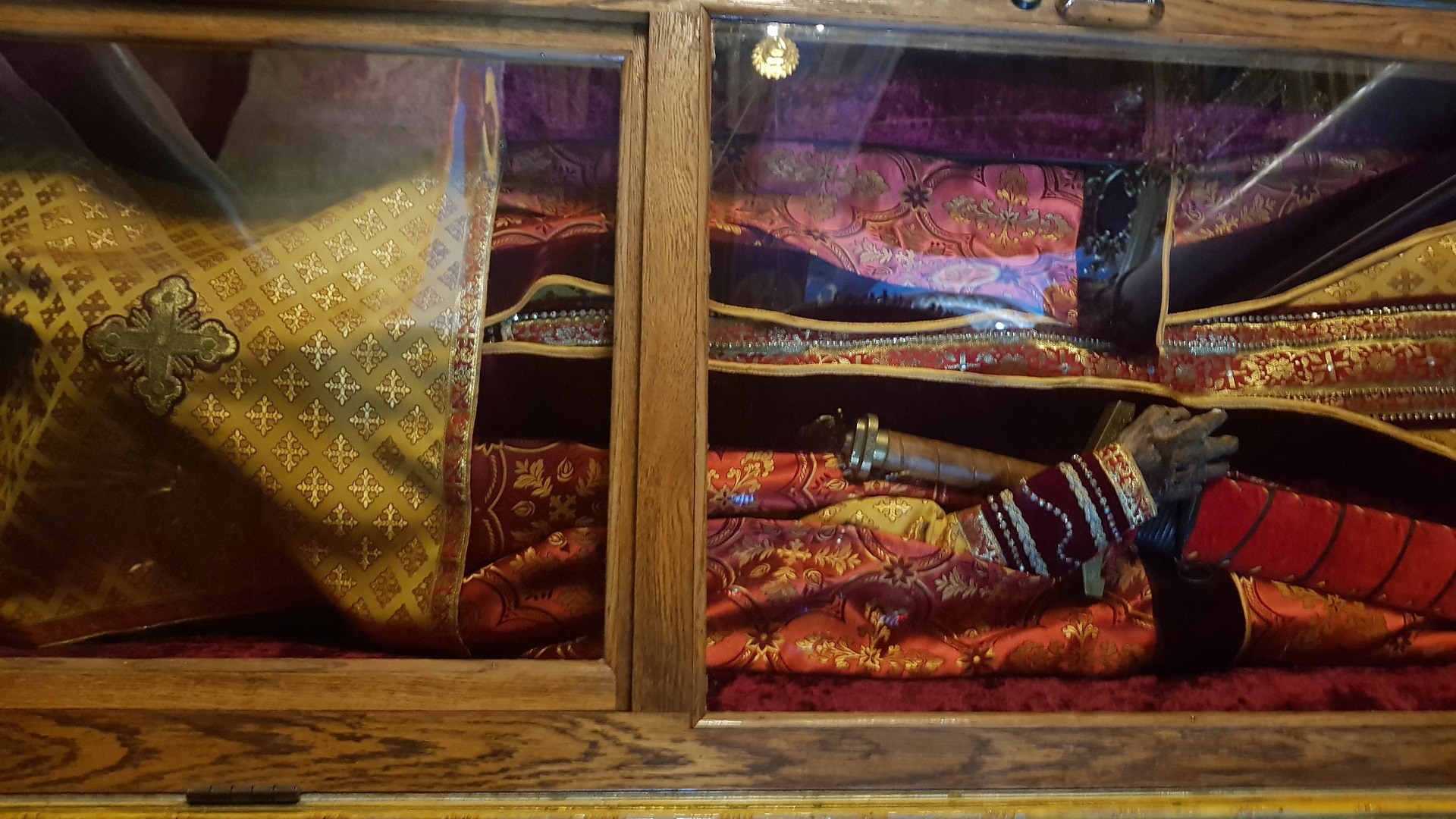 Sfântul Acoperământ, „mâna” protectoare a Maicii Domnului