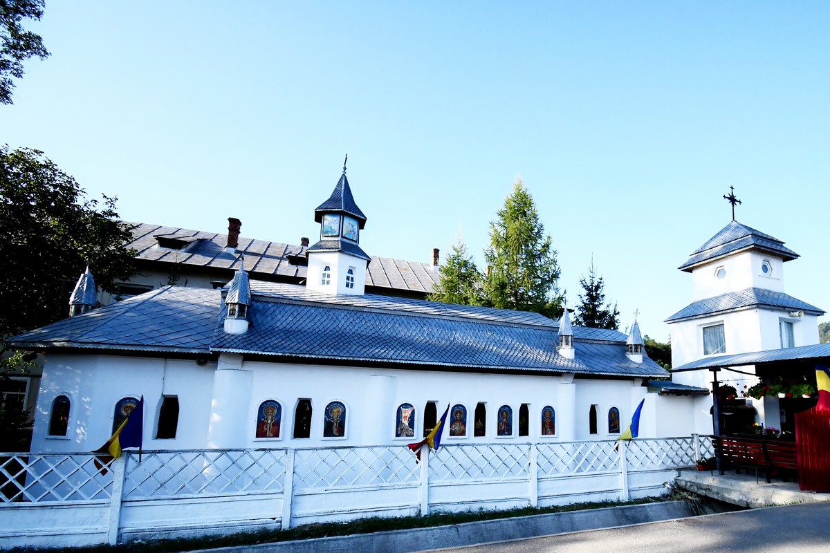 Biserica pompierilor din Moineşti, resfinţită de IPS Ioachim Biserica pompierilor din Moineşti, resfinţită de IPS Ioachim