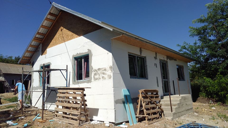 Un preot botoșănean a construit o locuință nouă pentru o familie rămasă pe drumuri după un incediu devastator Un preot botoșănean a construit o locuință nouă pentru o familie rămasă pe drumuri după un incediu devastator