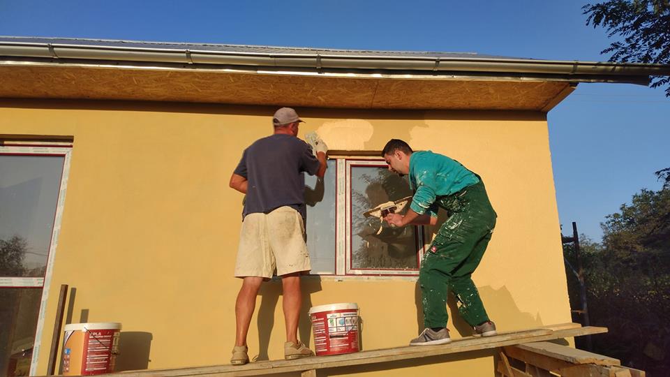 Un preot botoșănean a construit o locuință nouă pentru o familie rămasă pe drumuri după un incediu devastator Un preot botoșănean a construit o locuință nouă pentru o familie rămasă pe drumuri după un incediu devastator