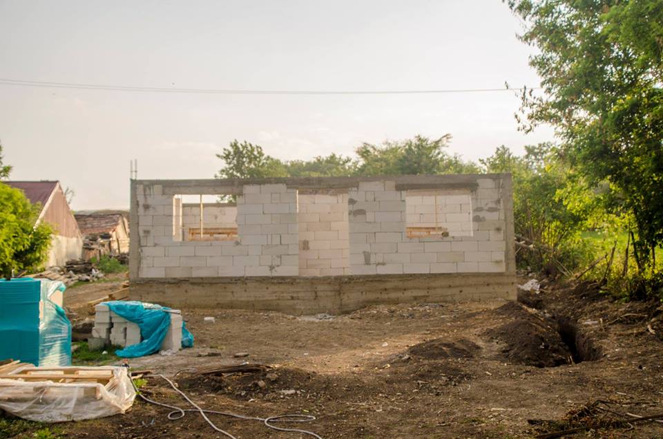 Un preot botoșănean a construit o locuință nouă pentru o familie rămasă pe drumuri după un incediu devastator Un preot botoșănean a construit o locuință nouă pentru o familie rămasă pe drumuri după un incediu devastator