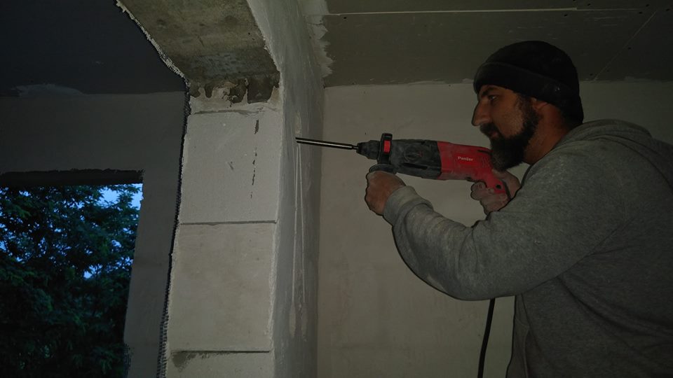 Preotul Ioan Pădurariu mucind la noua locuință a familiei Apăvăloaie Un preot botoșănean a construit o locuință nouă pentru o familie rămasă pe drumuri după un incediu devastator