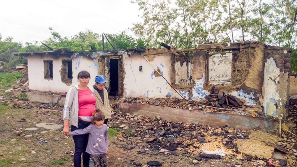 Locuința familiei Apăvăloaie după incendiu Un preot botoșănean a construit o locuință nouă pentru o familie rămasă pe drumuri după un incediu devastator