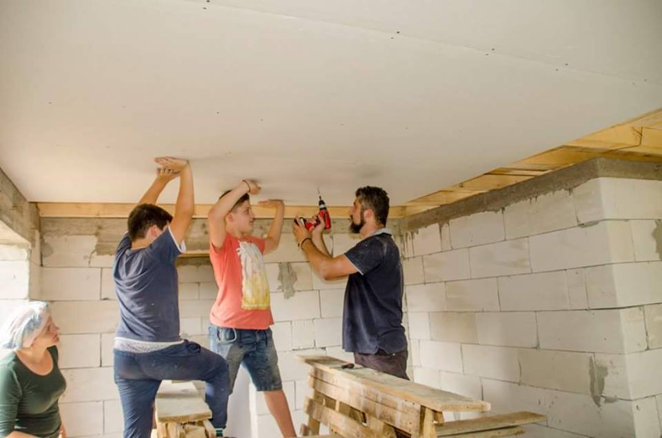 Un preot botoșănean a construit o locuință nouă pentru o familie rămasă pe drumuri după un incediu devastator Un preot botoșănean a construit o locuință nouă pentru o familie rămasă pe drumuri după un incediu devastator