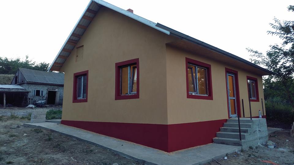 Un preot botoșănean a construit o locuință nouă pentru o familie rămasă pe drumuri după un incediu devastator