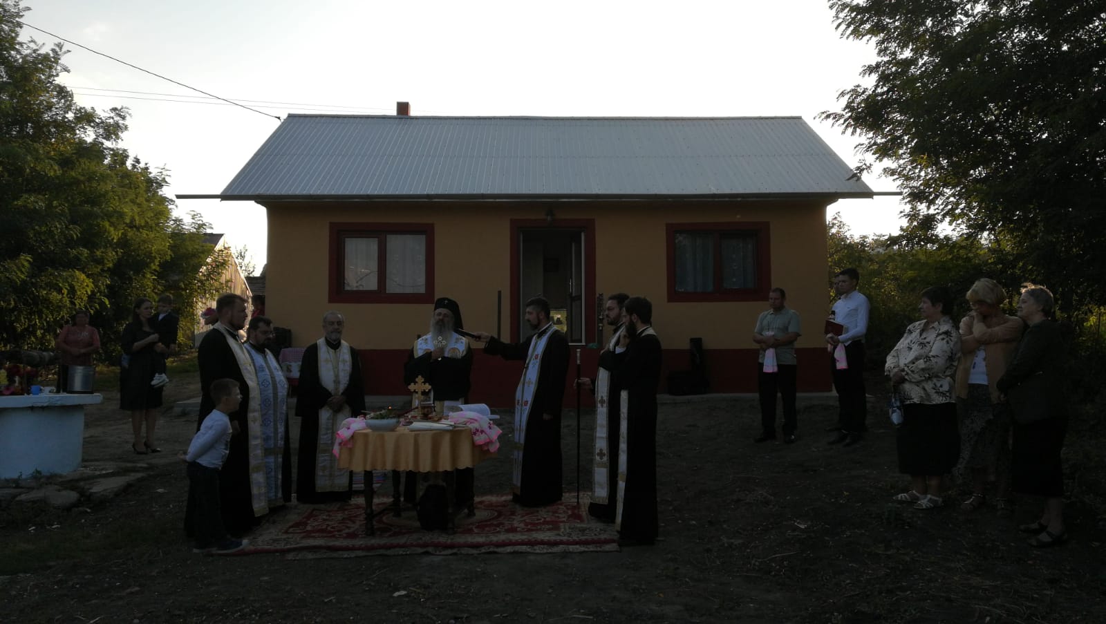 Slujba de sfințire a noii locuințe Un preot botoșănean a construit o locuință nouă pentru o familie rămasă pe drumuri după un incediu devastator