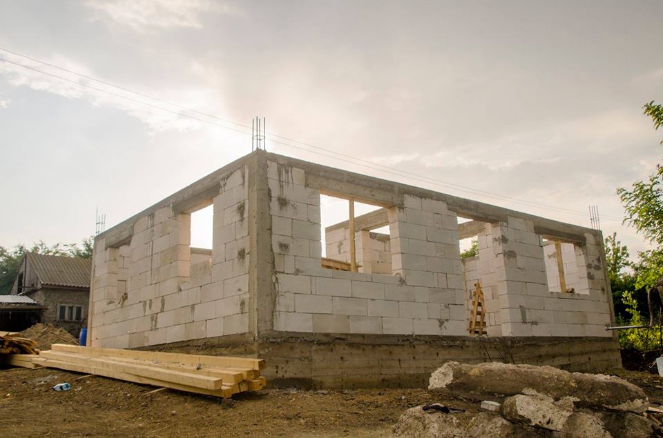 Un preot botoșănean a construit o locuință nouă pentru o familie rămasă pe drumuri după un incediu devastator Un preot botoșănean a construit o locuință nouă pentru o familie rămasă pe drumuri după un incediu devastator