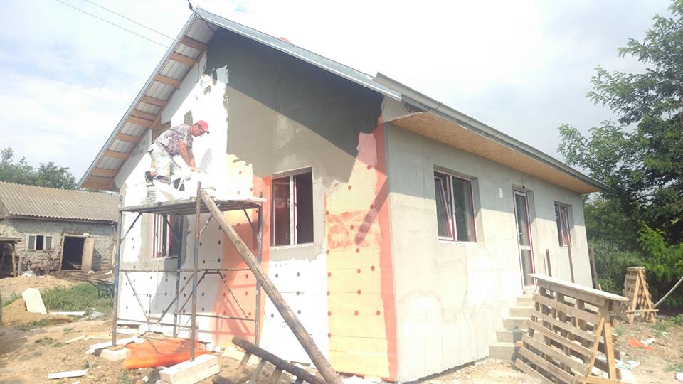 Un preot botoșănean a construit o locuință nouă pentru o familie rămasă pe drumuri după un incediu devastator Un preot botoșănean a construit o locuință nouă pentru o familie rămasă pe drumuri după un incediu devastator