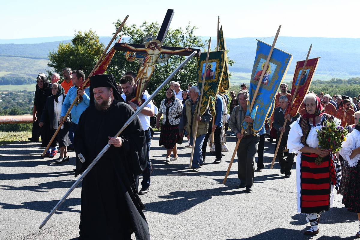 Mii de pelerini pe „Drumul Crucii” la Mănăstirea Hadâmbu Mii de pelerini pe „Drumul Crucii” la Mănăstirea Hadâmbu