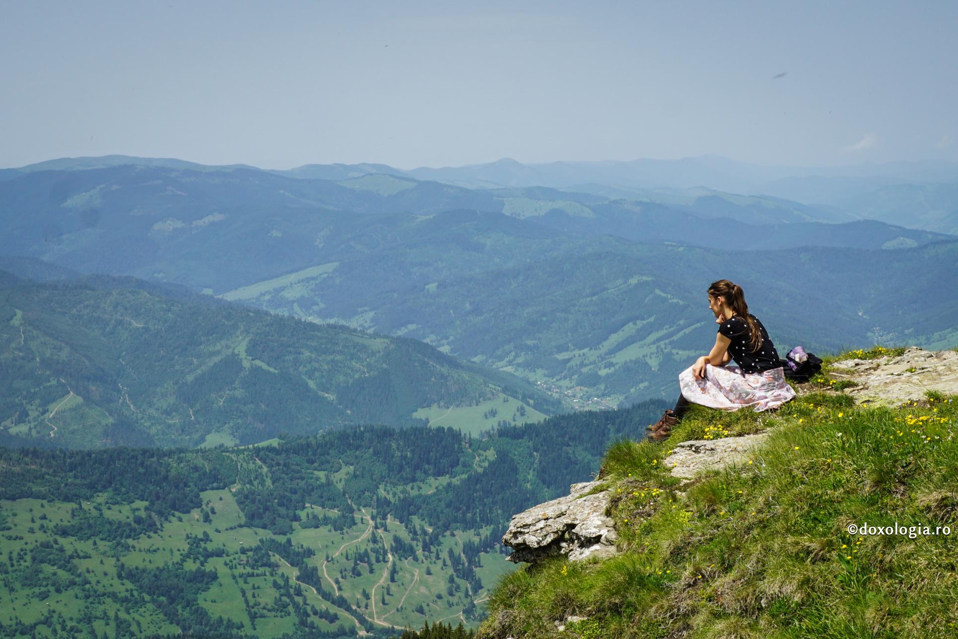 tânără stând pe stâncă
