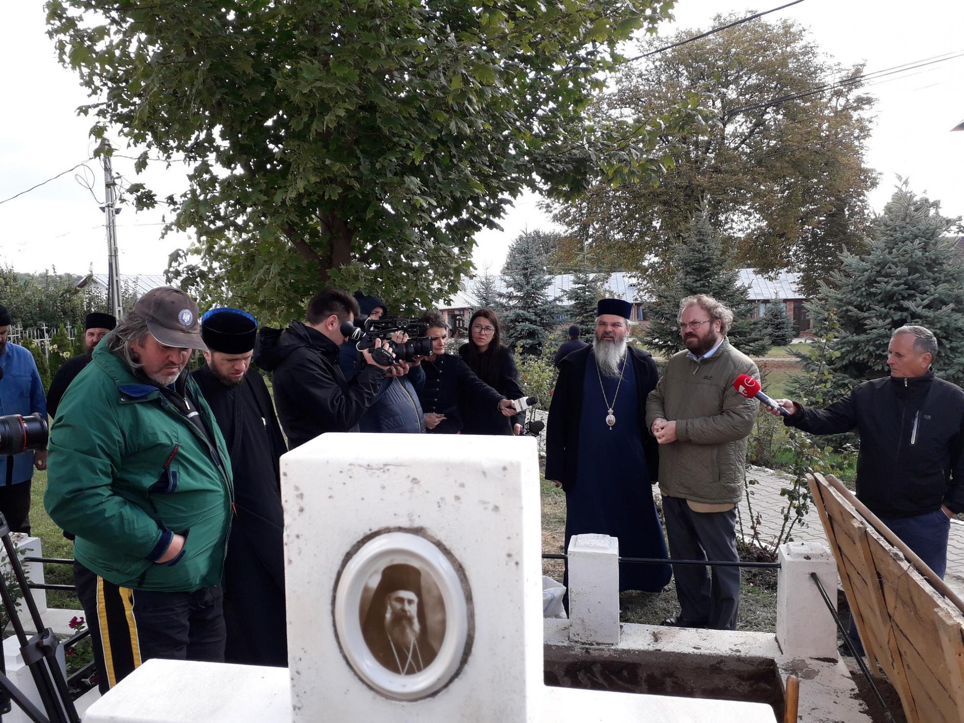 Episcopul Grigorie Leu al Hușilor a fost deshumat