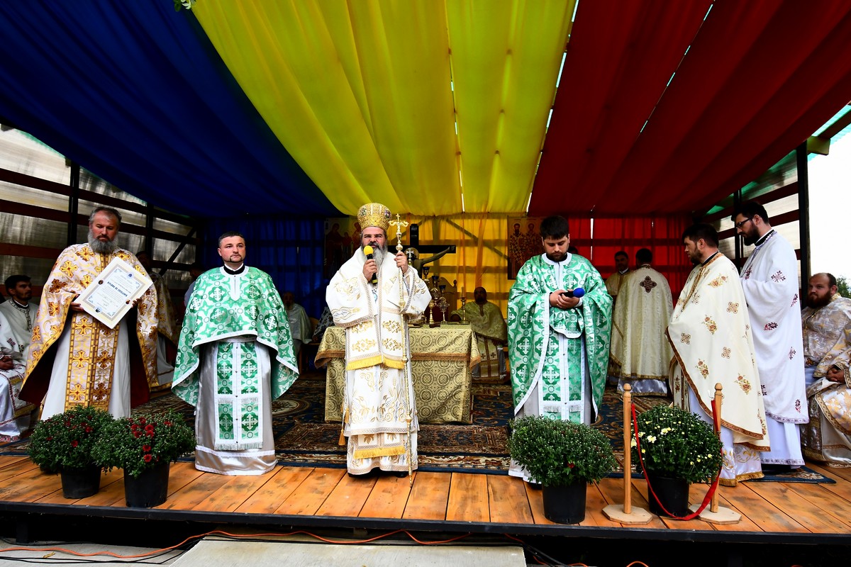 Jertfa noilor ctitori ai bisericii din Codăeşti, încununată prin slujba Sfinţirii